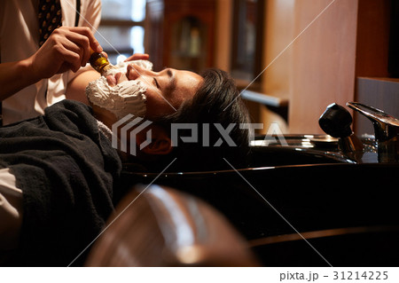 理容師　髭剃り　男性客 31214225