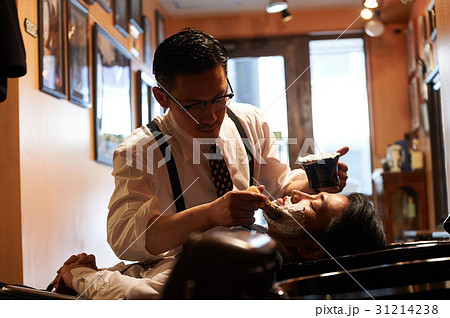 理容師　髭剃り　男性客 31214238