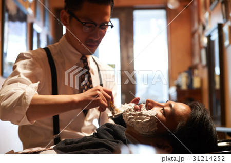 理容師　髭剃り　男性客 31214252