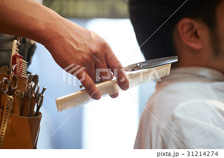 ヘアスタイリスト　シザーを持つ手元 31214274