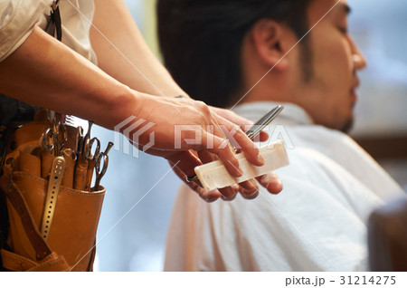 ヘアスタイリスト　シザーを持つ手元 31214275