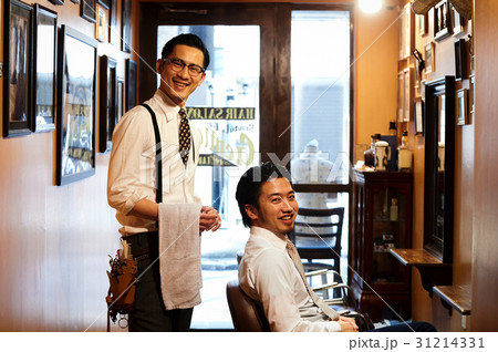 理容　ヘアセット　満足している男性客 31214331