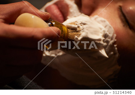 理容師　髭剃り　男性客 31214340