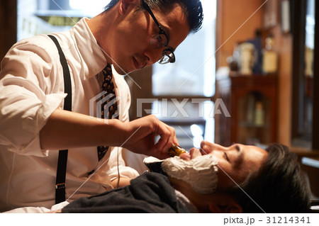 理容師　髭剃り　男性客 31214341