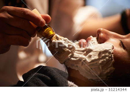 理容師 髭剃り 男性客 理容師 髭剃り 男性客 31214344