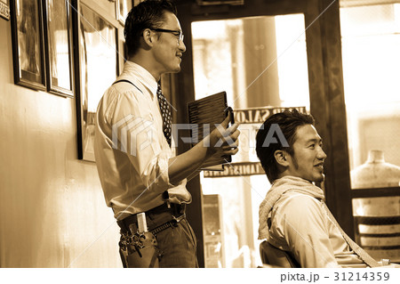 理容　ヘアセット　仕上げ　バックミラー 31214359