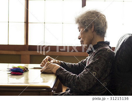 折り鶴を折るシニア女性 31215136