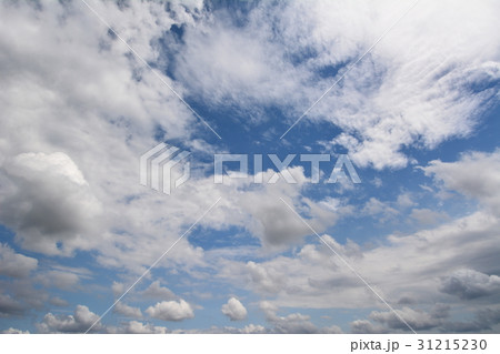 曇り空の晴れ間の青空、6月上旬 31215230