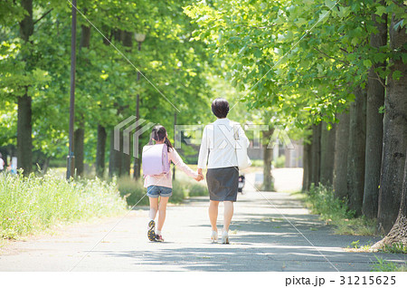 ワーキングマザーと小学生の娘 後ろ姿 ワーキングマザーと小学生の娘 後ろ姿 31215625