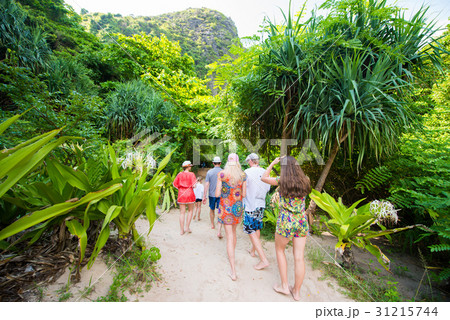 on the way to Losama Bay - viewpoint 31215744