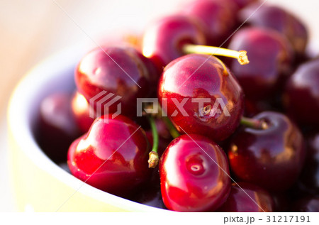 Ripe bright cherries close up Ripe bright cherries close up 31217191