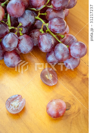 fresh grapes 31217237