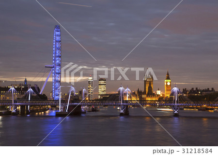 ロンドン ビッグベン 夜景の写真素材