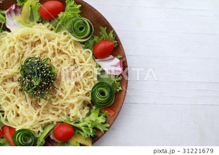 リースサラダの冷やしラーメン　ラーメンサラダ 31221679
