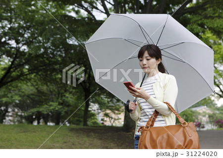 ビジネスウーマンの出勤イメージ 31224020