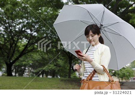 ビジネスウーマンの出勤イメージ ビジネスウーマンの出勤イメージ 31224021