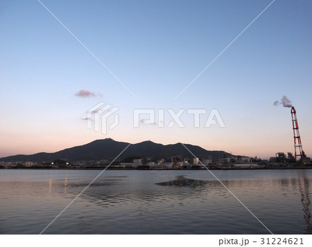 北九州の夕刻～洞海湾と皿倉山 31224621