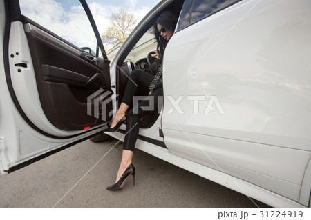 The woman is getting out of the car 31224919