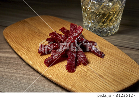 ビーフジャーキーとウイスキー 31225127