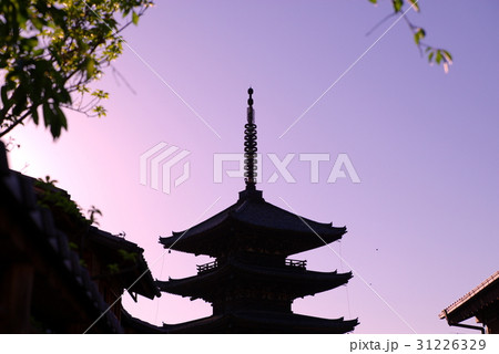 八坂の塔のシルエット 京都八坂通 坂の上から見る夕暮れ a 八坂の塔のシルエット 京都八坂通 坂の上から見る夕暮れ a 31226329