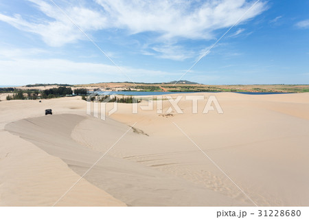 off road car vehicle in white sand dune desert off road car vehicle in white sand dune desert 31228680