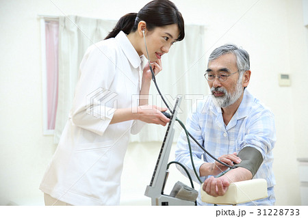 血圧を測る患者 血圧を測る患者 31228733