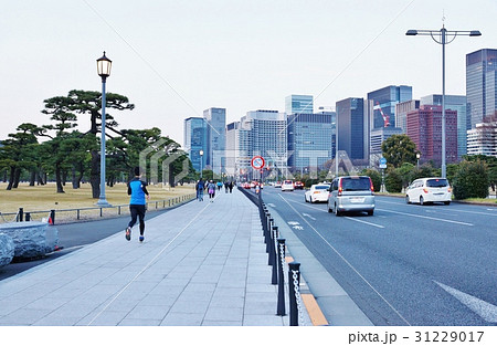 東京の道・左手皇居外苑前の内堀通りと大手町方向のビル群・横位置 31229017