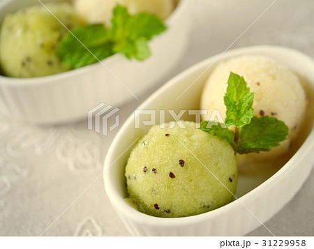 グリーン＆ゴールドキウイのジェラート　（横位置ハイアングル） 31229958