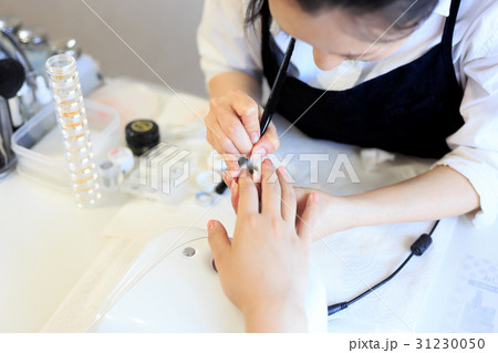 ビューティイメージ　ネイルサロンの施術：プロの手順 　撮影協力：itokichi 31230050