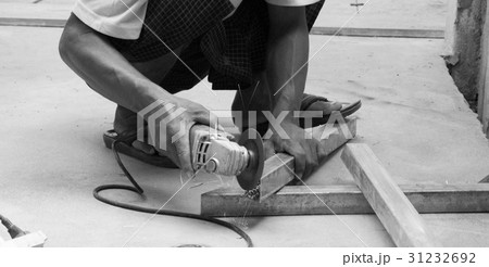 WORKER CUTTING STEEL WITH ELECTRIC WHEEL GRINDER 31232692