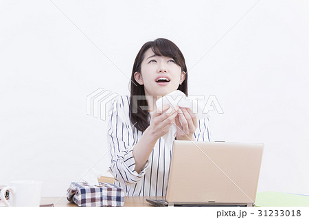 くしゃみをする女性　花粉症　風邪　インフルエンザ　アレルギー性鼻炎 31233018