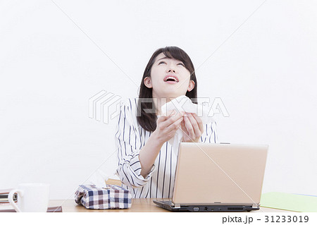 くしゃみをする女性　花粉症　風邪　インフルエンザ　アレルギー性鼻炎 31233019