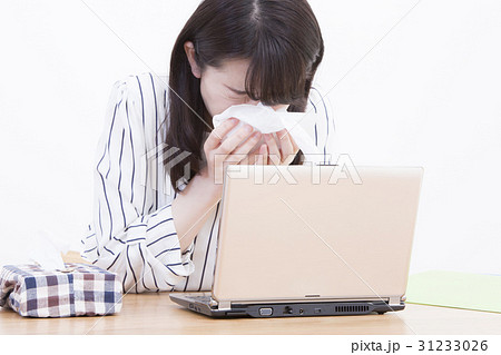 くしゃみをする女性 花粉症 風邪 インフルエンザ アレルギー性鼻炎の写真素材
