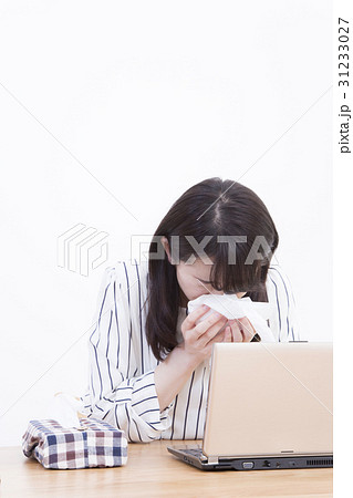 くしゃみをする女性　花粉症　風邪　インフルエンザ　アレルギー性鼻炎 31233027