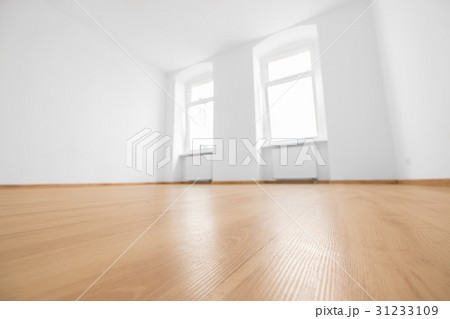 empty room, wooden floor in new apartment 31233109