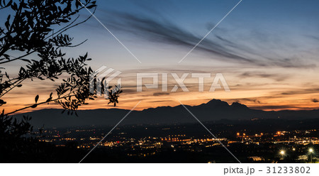Silhouette of the Gran Sasso in Abruzzo at sunset 31233802