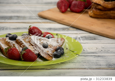 French toasts with berries 31233839