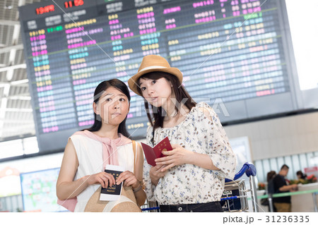 海外旅行に出発する女性二人 海外旅行に出発する女性二人 31236335