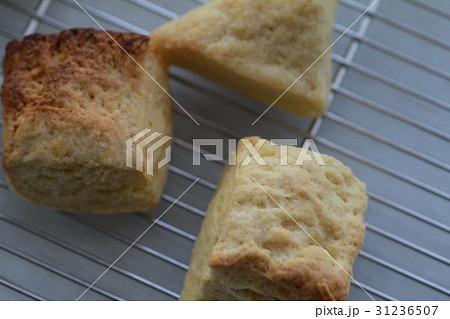 ケーキクーラーの上の手作りした焼きたてスコーン 31236507