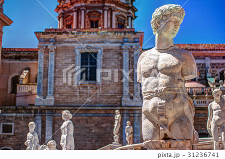 Famous fountain of shame on baroque Piazza Famous fountain of shame on baroque Piazza 31236741