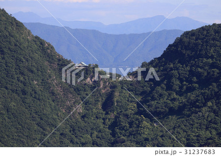 四国霊場第73番札所出釈迦寺の奥之院「捨身ヶ嶽禅定」、遠景は讃岐山脈と四国山地 31237683