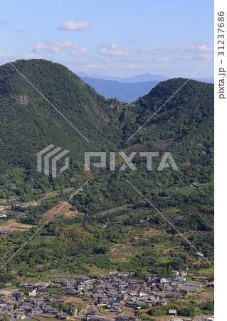 四国霊場第73番札所「出釈迦寺」と山上の奥之院「捨身ヶ嶽禅定」、遠景は讃岐山脈と四国山地 31237686