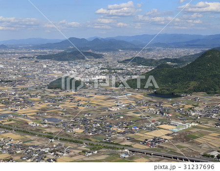 善通寺市街を俯瞰（手前右は香色山、左は甲山、遠景は讃岐山脈） 31237696