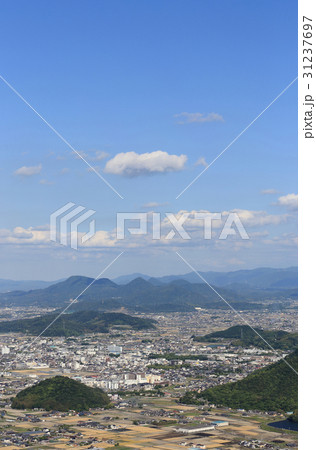 善通寺市街を俯瞰（手前右は香色山、左は甲山、遠景は讃岐山脈） 31237697