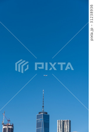 ニューヨーク・マンハッタンの高層ビルの上空を飛ぶ飛行機 ニューヨーク・マンハッタンの高層ビルの上空を飛ぶ飛行機 31238936