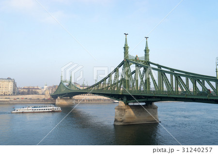 ブダペストのサバッチャーグ橋と船のイメージ 31240257