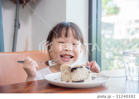Little girl eating bread with chocolate at home 31240392