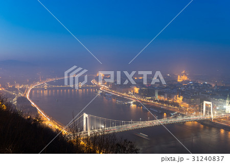 ゲッレールトの丘から見るブダペスト市街の夜景の写真素材
