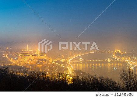 ゲッレールトの丘から見るブダ城地区とセーチェーニ鎖橋の夜景 31240906