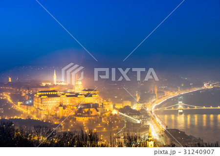 ゲッレールトの丘から見るブダ城地区とセーチェーニ鎖橋の夜景 31240907